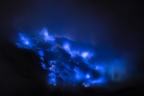 Le luci blu del vulcano Kawah Ijen: un mistero e un pericolo