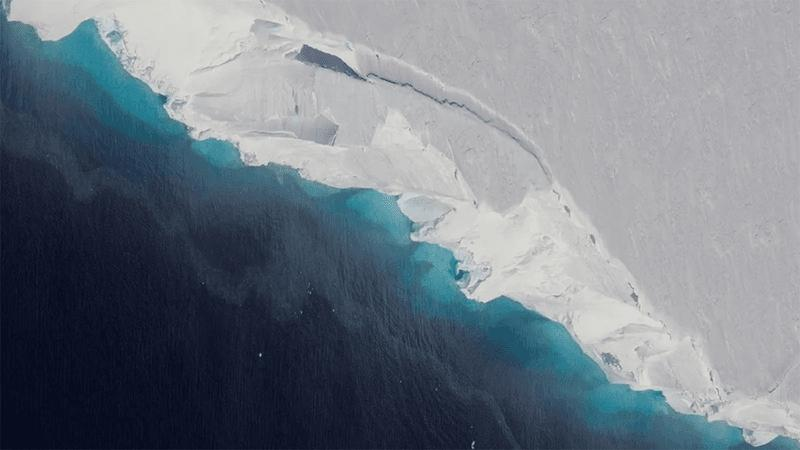 Il ghiacciaio Thwaites in Antartide visto dall'alto.