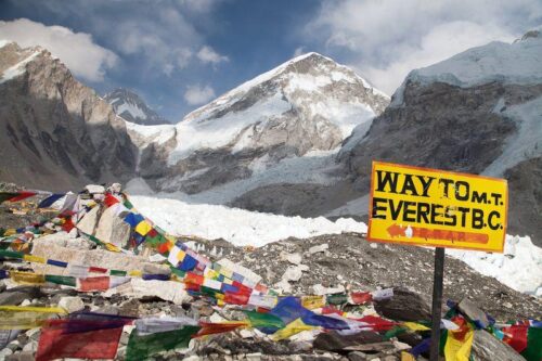 Montagne di feci umane sull’Everest: un problema odoroso per le autorità locali