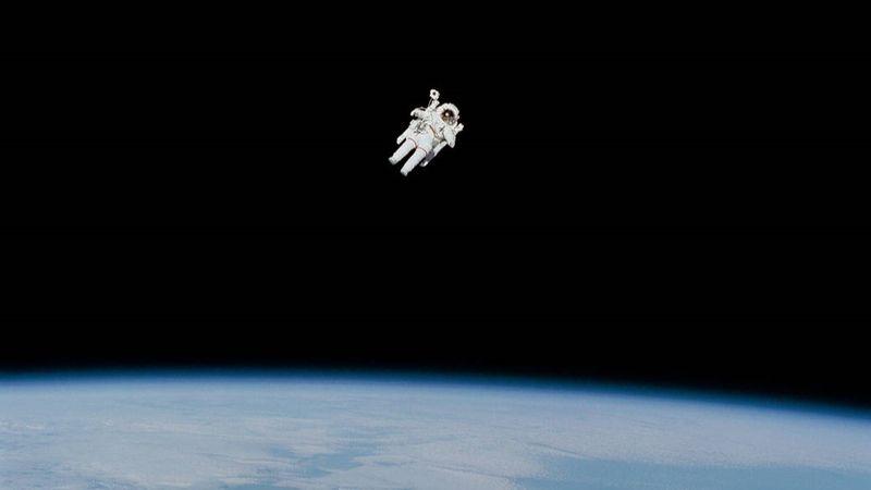 L'astronauta della NASA Bruce McCandless è nel bel mezzo della prima prova sul campo di un dispositivo a zaino propulso a azoto chiamato Manned Maneuvering Unit (MMU).