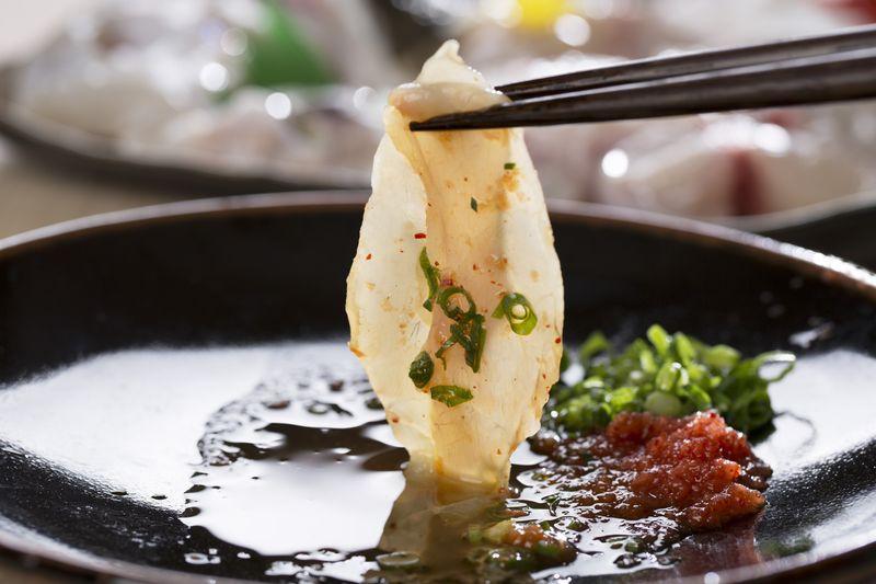 Sashimi di Fugu giapponese, fatto con il pesce palla.
