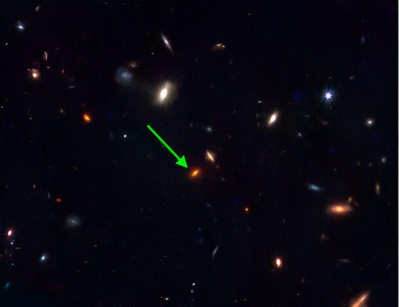Una galassia antica e misteriosa scoperta nello spazio profondo