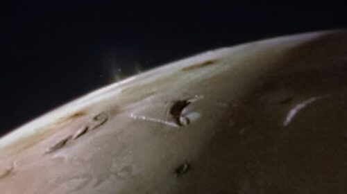 Nuove immagini di Io mostrano eruzioni e pennacchi sulla luna di Giove