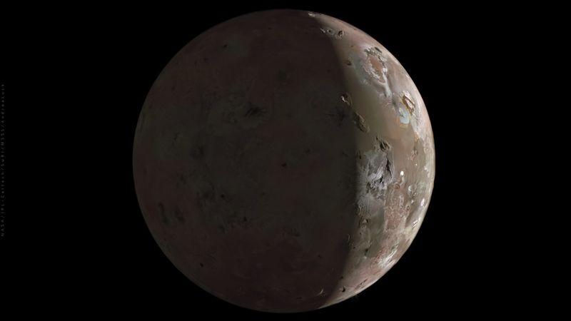 Il disco completo di Io, parzialmente condiviso con molte caratteristiche vulcaniche, montagne, laghi, crateri