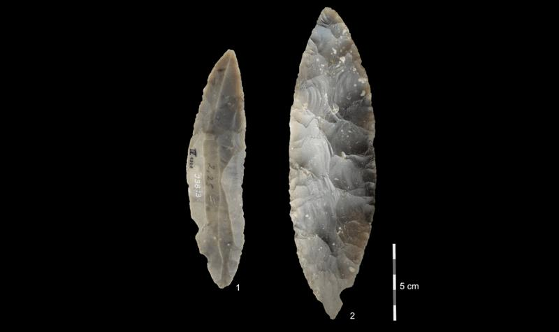 Strumenti in pietra dell'LRJ a Ranis 1) punta bifacciale parziale caratteristica dell'LRJ; 2) a Ranis l'LRJ contiene anche punte a foglia bifacciali finemente realizzate. Se questo stile è stato creato da Neanderthal o Homo sapiens è stato molto dibattuto.