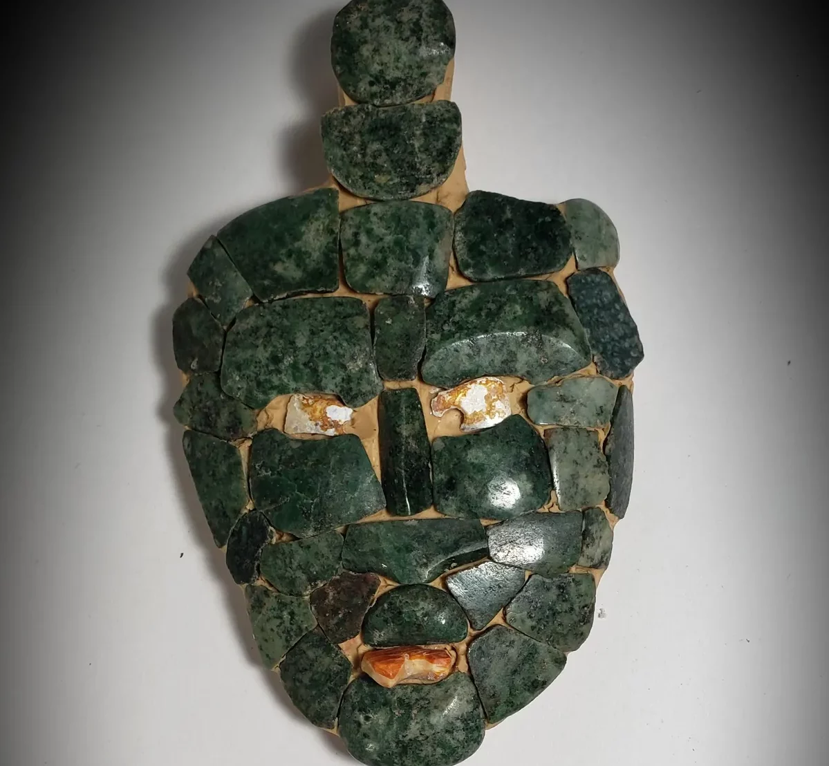 Una maschera verde di giada scoperta in una piramide dei Maya
