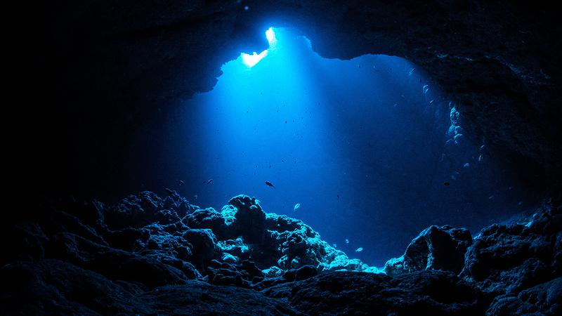 Una grotta sottomarina.