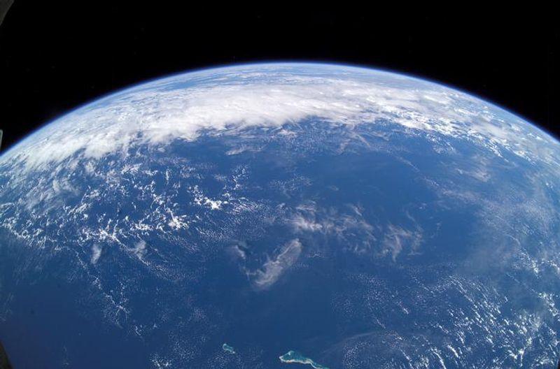 L'orizzonte della Terra è stato fotografato da un astronauta a bordo della Stazione Spaziale Internazionale mentre passava sull'Oceano Pacifico.