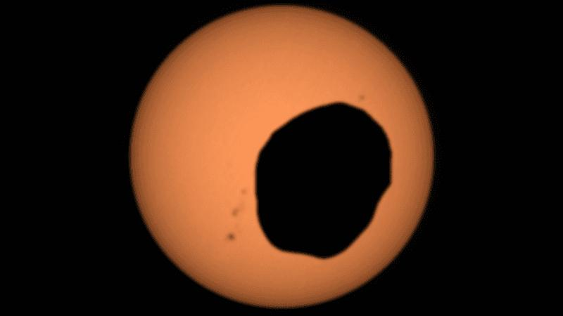 Phobos che eclissa il Sole.