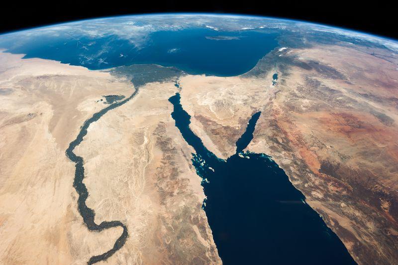 Due bracci del Mar Rosso - il Golfo di Suez e il Golfo di Aqaba - si estendono attraverso il Medio Oriente tra Egitto, Israele, Giordania e Arabia Saudita.