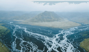 Un fiume gigante scorre tra una montagna gigante.