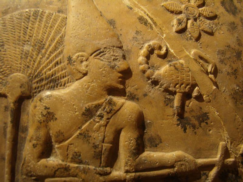 Una rappresentazione del faraone Scorpione II sulla testa di mazza dello Scorpione presso il Museo Ashmolean di Oxford.
