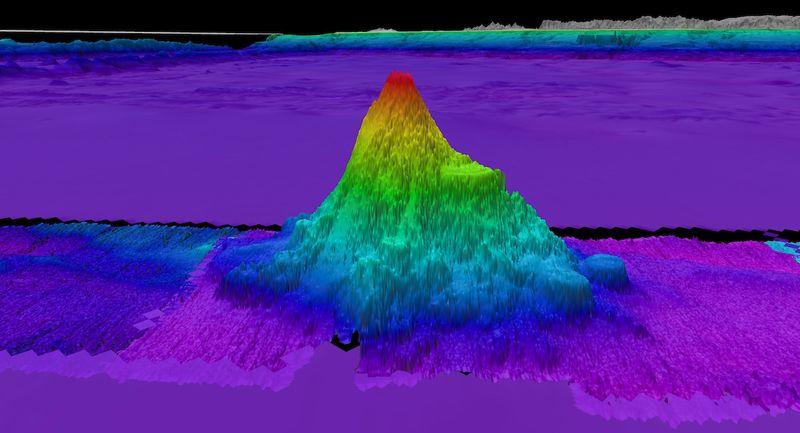 Il secondo dei quattro monti sottomarini recentemente scoperti dal team del R/V Falkor dell'Istituto Schmidt Ocean mentre viaggiava dalla Costa Rica al Cile ha un'altezza di 1.873 metri (6.145 piedi).