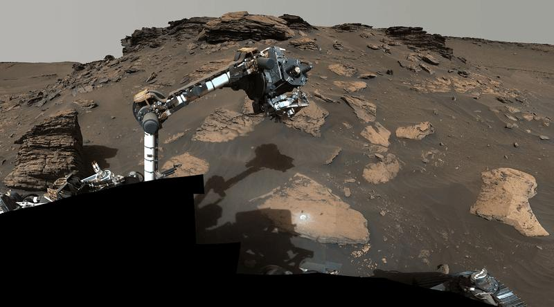 Un insieme di immagini catturate nel giugno e luglio 2022 dal sistema di telecamere Mastcam-Z del rover mostra il SHERLOC della NASA montato all'estremità del braccio su una sporgenza rocciosa.