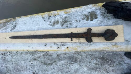 Antica spada del IX secolo recuperata dal fiume Vistola, in Polonia