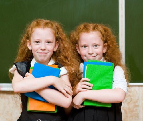 Dovrebbero i gemelli essere nella stessa classe a scuola?