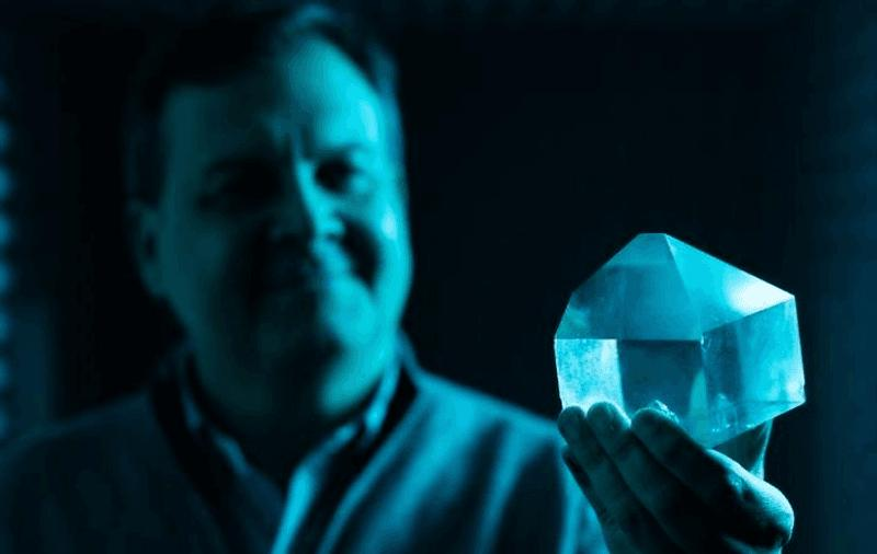 Il professor Peter Vekilov tiene in mano un cristallo dopo aver spiegato il processo mediante il quale i cristalli crescono dalle soluzioni.