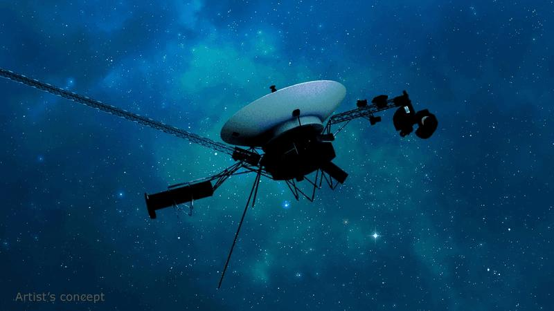Un'illustrazione di Voyager 1 che viaggia nello spazio interstellare, o lo spazio tra le stelle. La sonda Voyager è posizionata su uno sfondo blu mozzafiato punteggiato da migliaia di puntini bianchi che rappresentano stelle lontane. L'antenna parabolica bianca ad alta guadagno di Voyager è rivolta verso l'alto verso le stelle. Altre antenne e strumenti sono delineati intorno all'antenna, che sfumano nell'immensità dello spazio.