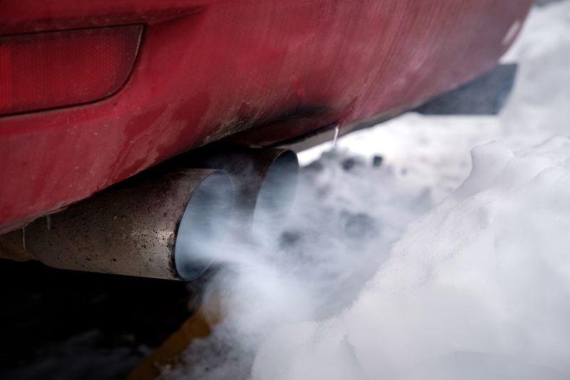 Fumo bianco dallo scarico dell’auto: cause e soluzioni