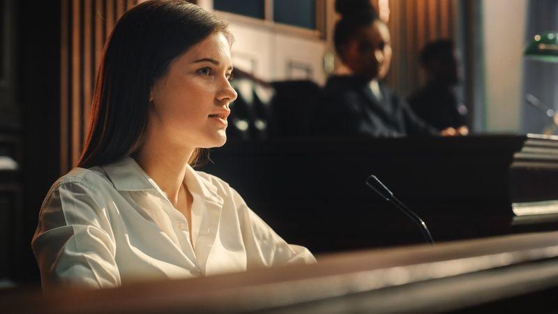 Testimone sul banco dei testimoni in tribunale.