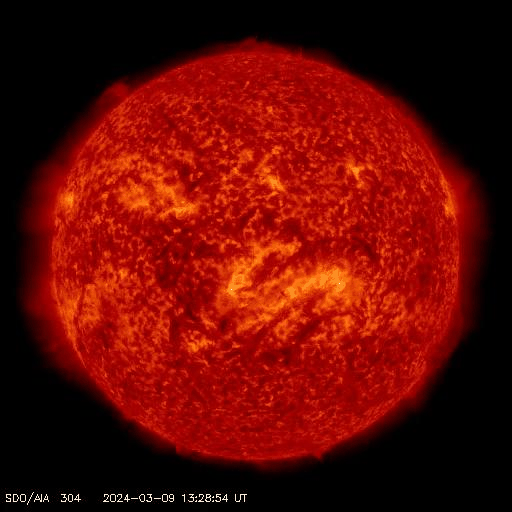 Il disco completo del sole con una breve emissione di energia visibile oltre il suo lembo