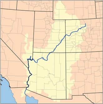 Una mappa dell'ovest degli USA che mostra il fiume Colorado in blu e il suo bacino idrografico in giallo chiaro.