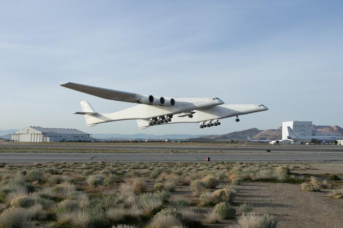 Nel suo 14° volo di prova, la piattaforma di lancio aerea Roc di Stratolaunch decolla dal Mojave Air and Space Port presso Rutan Field il 9 marzo 2024, con il veicolo Talon sul suo pilone alare centrale.