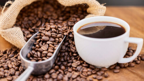 La FDA indaga sulla sostanza chimica cancerogena nel caffè decaffeinato