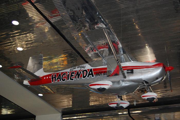 L'aereo Cessna 172 di Timm e Cook è in mostra nel terminal passeggeri dell'Aeroporto Internazionale McCarran di Las Vegas.