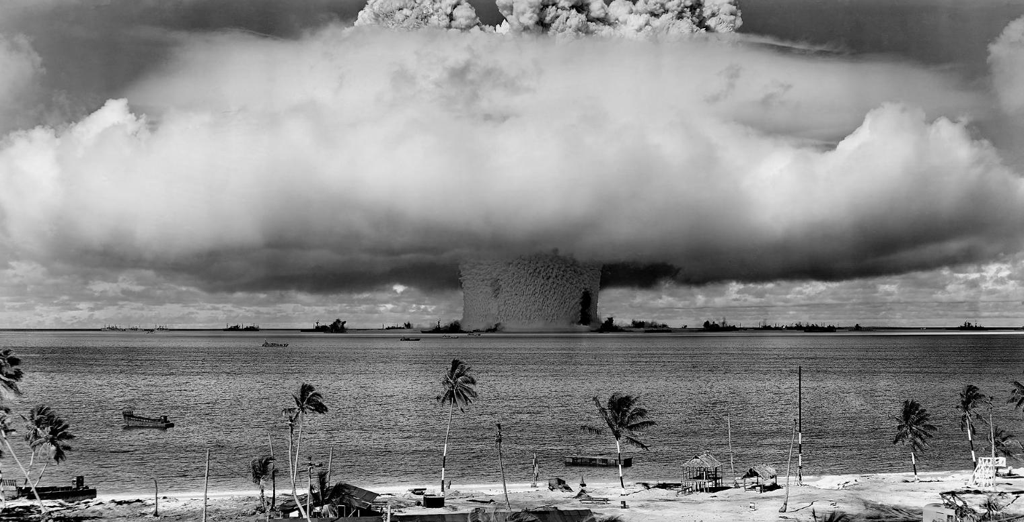 Una nuvola a fungo da un test di arma nucleare degli Stati Uniti all'Atollo di Bikini, Micronesia, il 25 luglio 1946