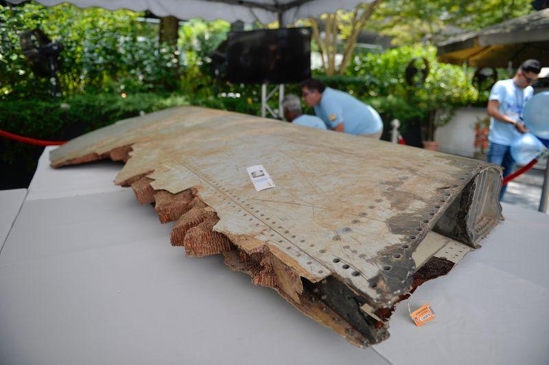 Un pezzo di detriti appartenente al volo MH370 è esposto durante la cerimonia commemorativa