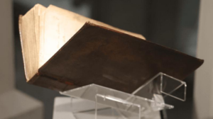 un libro rilegato in pelle umana