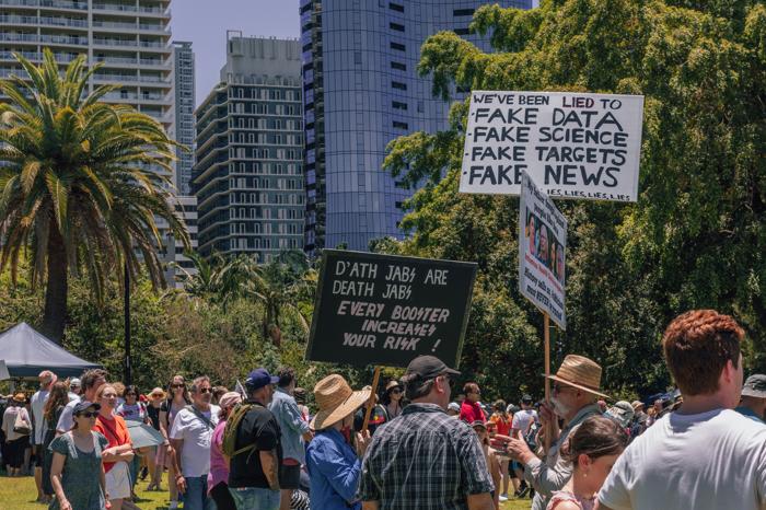 Brisbane, Australia - 20 novembre 2021: manifestanti con cartelli in un raduno contro il mandato vaccinale.