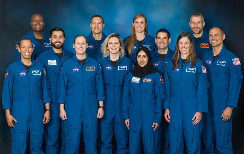 Il gruppo di astronauti in posa con la loro divisa blu