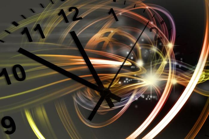 Le lancette dell'orologio indicano sette minuti prima di mezzanotte, con un'interazione delle particelle renderizzata sullo sfondo