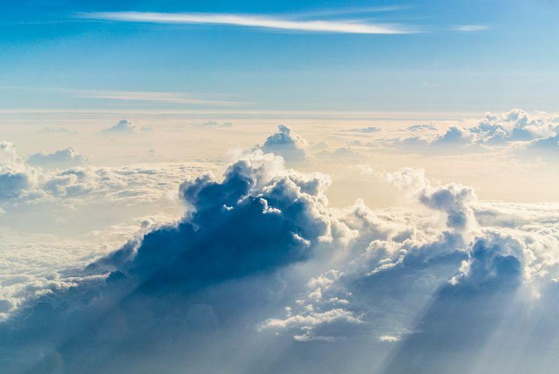 Una vista dell'atmosfera blu della Terra sopra maestosi nuvole