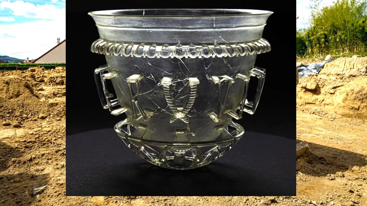 Trovato rarissimo vaso di vetro d’epoca romana con iscrizione in rilievo