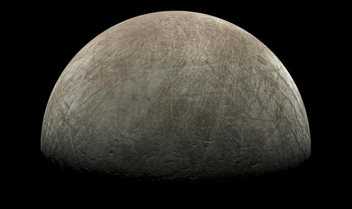 Il ghiaccio di Europa nasconde un oceano interno, ma la forma del cratere di Callanish, la macchia circolare scura in alto a destra, suggerisce che sia spesso almeno 20 km