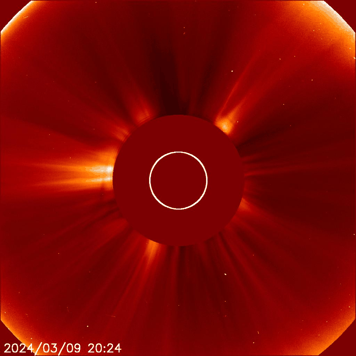 Un'immagine del Sole ma il Sole è oscurato dalla vista. Un grande arco luminoso di plasma è visto esplodere di lato