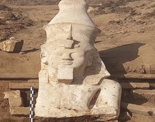 Una parte della gigantesca statua di Ramses II scoperta in Egitto