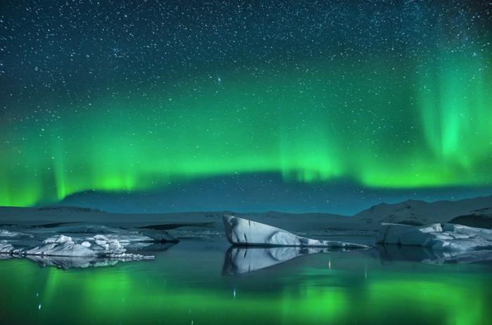 icebergs sotto le verdi luci del Nord