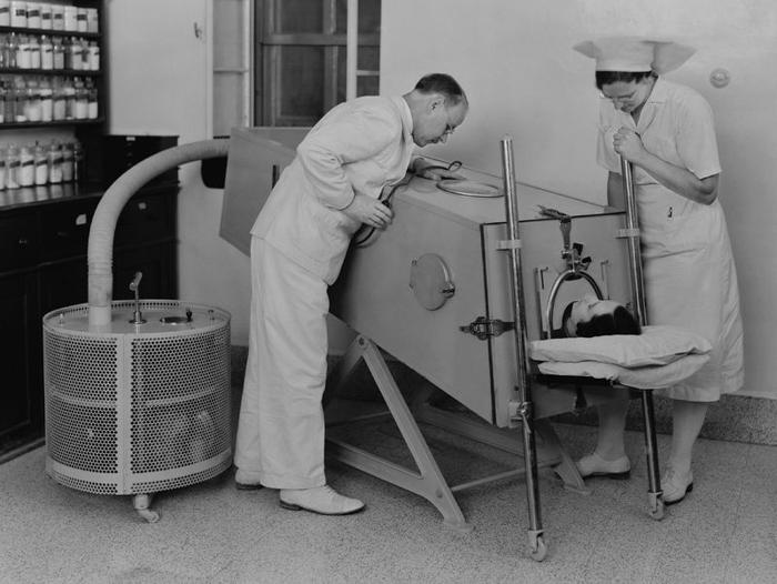 paziente in un polmone d'acciaio negli anni '40 in un ospedale in Palestina