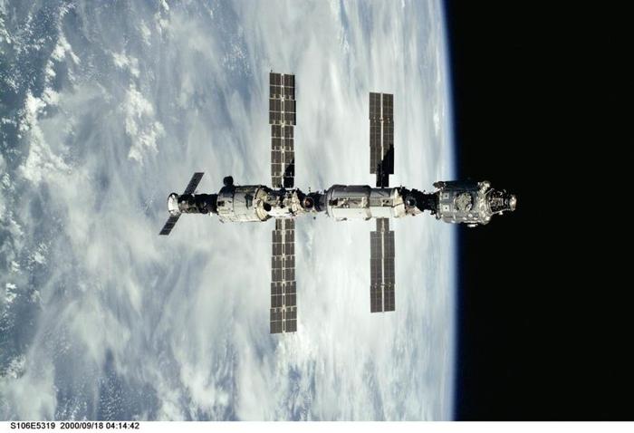 Con la Terra sullo sfondo, la Stazione Spaziale Internazionale (ISS) viene vista dopo il suo distacco dallo Space Shuttle Atlantis nel settembre 2000.
