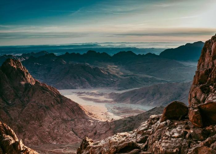 Una bellissima montagna chiamata Jabal Musa nella penisola del Sinai in Egitto, è una delle varie località che si dice siano il Monte Sinai biblico.
