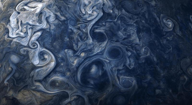 Alcune delle nuvole di Giove sembrano blu in questa immagine migliorata, ma questa non è la regione conosciuta come la Grande Macchia Blu, che non appare affatto blu.