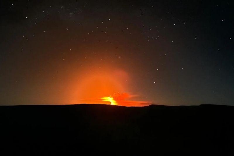 Il vulcano Cumbre sull'isola Fernandina, che si erge a 1476 metri, erutta spettacolarmente il 3 marzo 2024