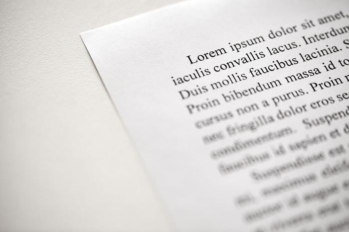 Testo Lorem Ipsum stampato su carta messa a fuoco selettiva