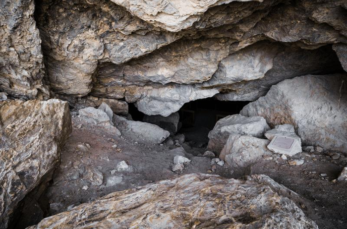Un ingresso al rifugio roccioso Caverna a Lovelock Nevada. 