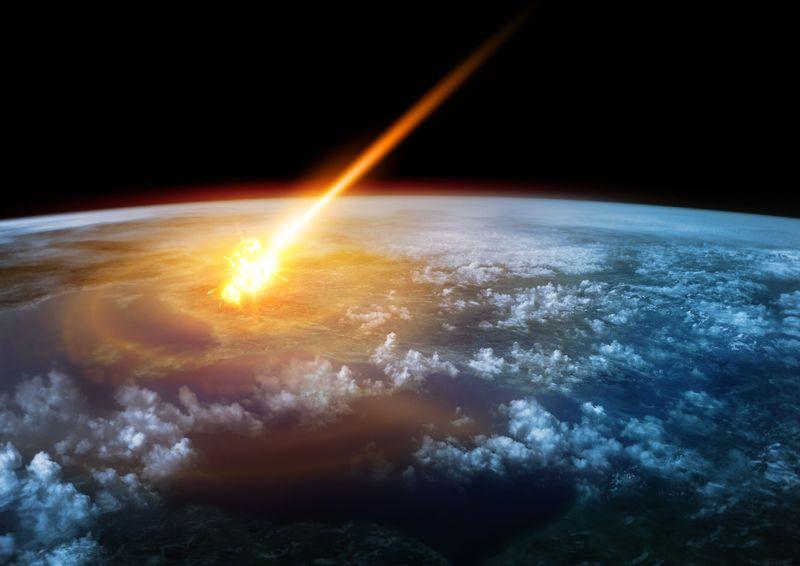 Una meteora che brilla mentre entra nell'atmosfera terrestre
