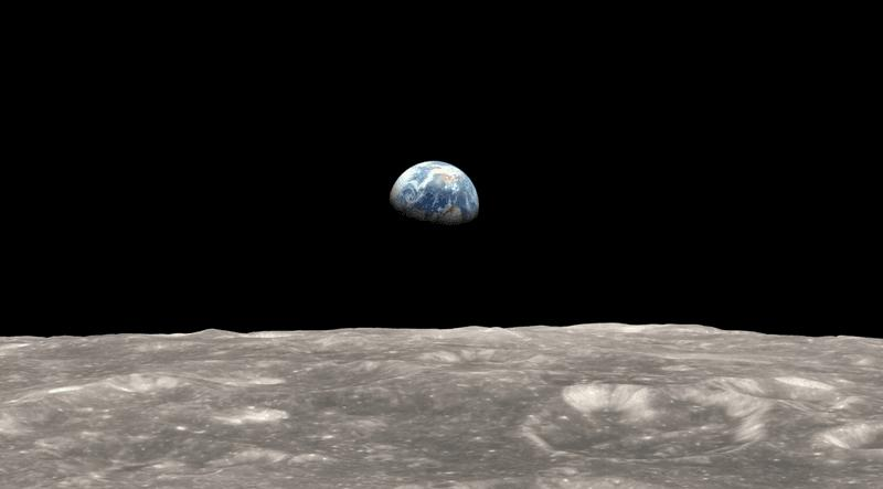 Questa vista dalla navicella Apollo 11 mostra la Terra che sorge sopra l'orizzonte della Luna il 20 luglio 1969